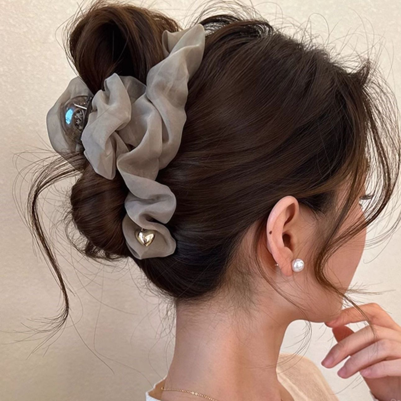 The new super fairy-like mesh hair clip for women's back of the head, with a stylish updo and large shark clip, exudes a sense of sophistication Application Scenario