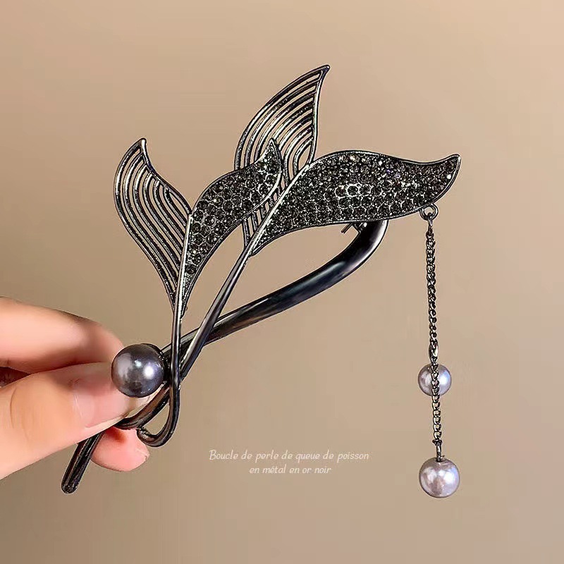 New fishtail bun, twist clip, hairpin at the back of the head, high-end tassel headwear, women's scratch clip, elegant one-line hairpin Application Scenario