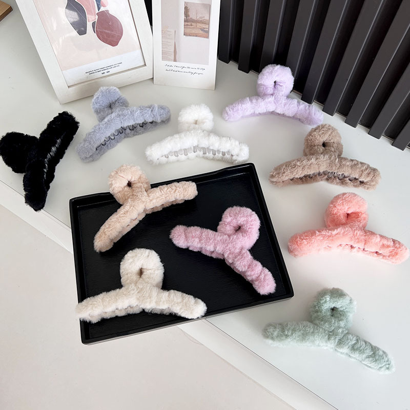 Korean autumn and winter plush hair clips, large hair volume, simple headwear, hair accessories, hair clips, updo hair clips, shark clips, hair grips Application Scenario