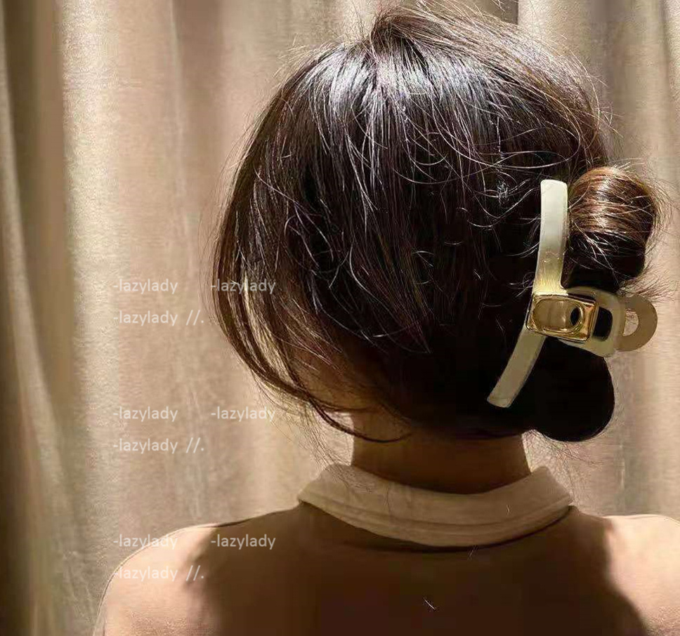 A large hair clip from Dongdaemun, South Korea, exudes a stylish and stylish style. It features a unique French metal back of the head with a cross-border hair clip details Picture