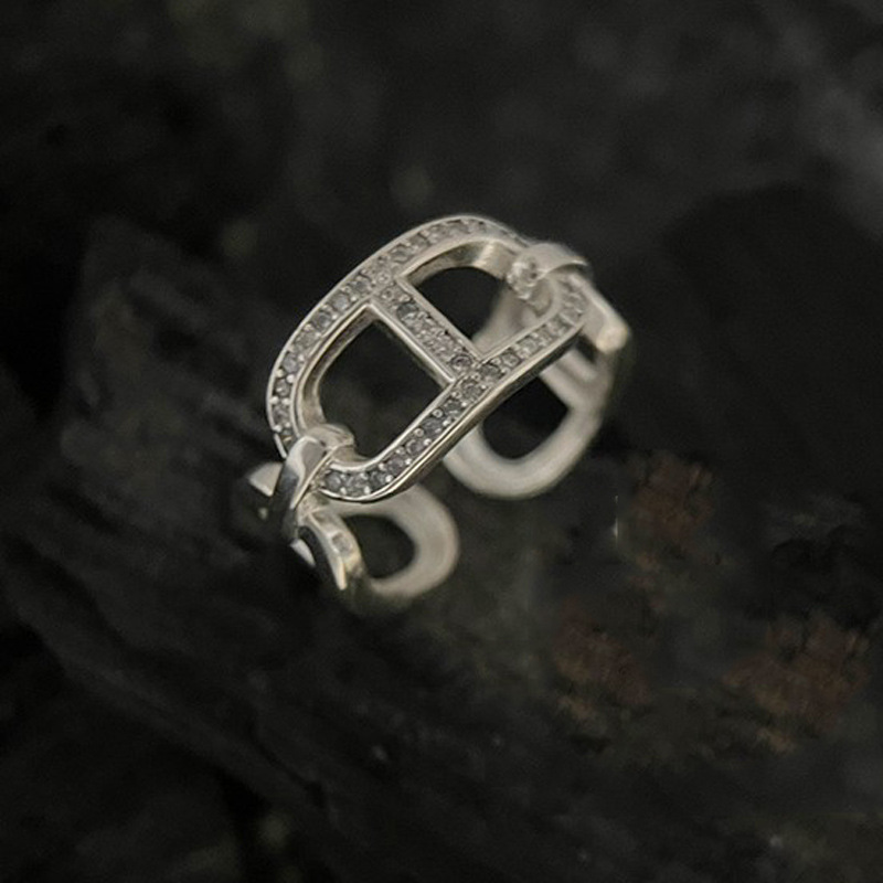 A light luxury and high-end pig-nose opening ring for a female Korean Instagram influencer with a cold style, exuding a unique and simple charm full figure