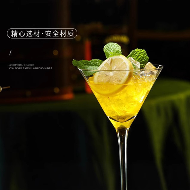 European champagne tower glass, wide-mouthed champagne glass, glass tall leg, classical Martini glass, retro cocktail glass, plate glass details Picture