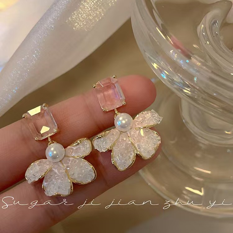 Gradient crystal flower earrings, a trendy and niche design for women, exude a sense of sophistication and exude the charm of Internet celebrities. Earrings and earrings details Picture