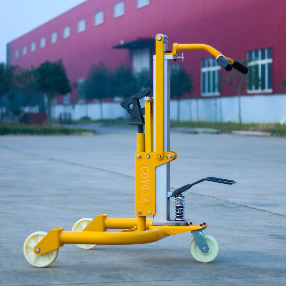 Manual oil drum transporter COY0.3A hydraulic lifting small trolley 300KG Hai Zhi Li iron drum plastic drum Application Scenario