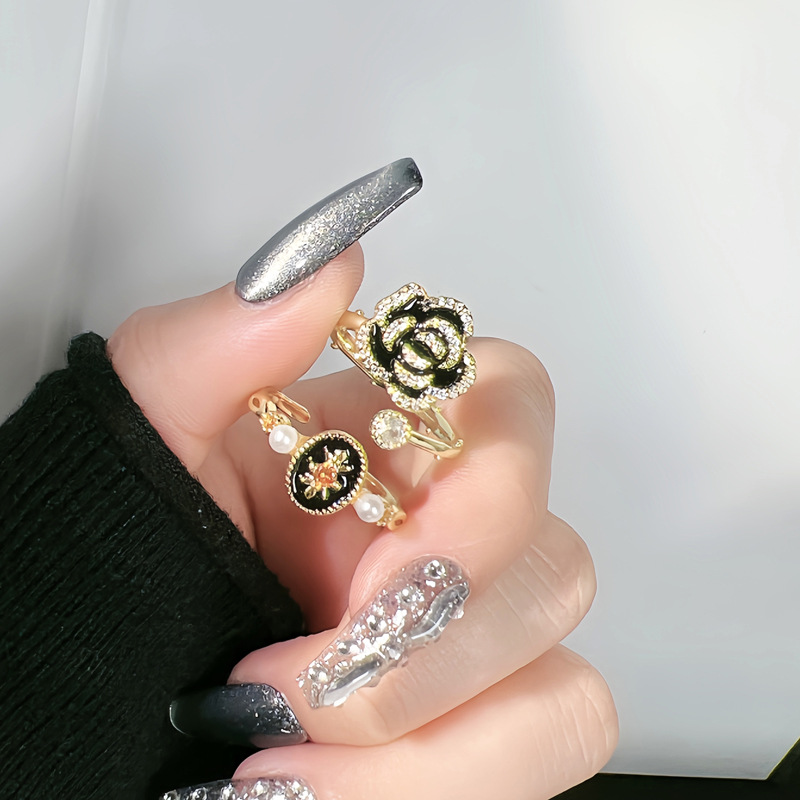 This light luxury and versatile flower-patterned open-mouth ring features a unique and fashionable design for women, with a cold and elegant style full figure