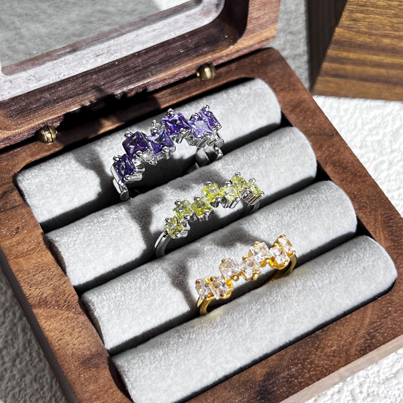 A sweet, cool, light luxury and high-end purple diamond with a small square diamond opening ring. A woman's Instagram cool style with a unique stacked ring Application Scenario