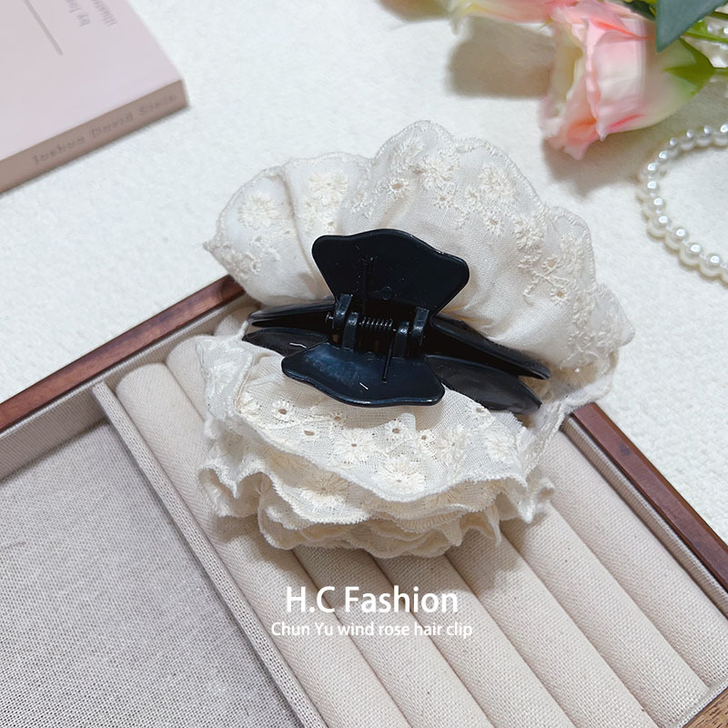 French super fairy three-dimensional rose claw clip, a versatile headflower with a high-end feel, an elegant updo shark clip at the back of the head Application Scenario