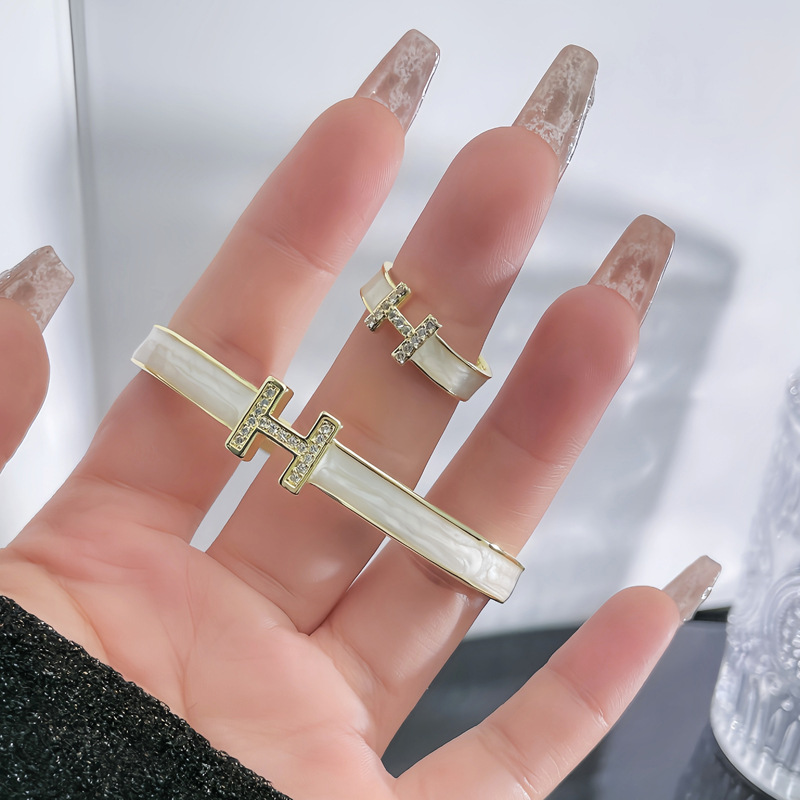 The elegant letter open bracelet is a light luxury, niche and exquisite bracelet, exuding a sense of sophistication for children. The new 2024 bracelet accessory is trendy and cool details Picture