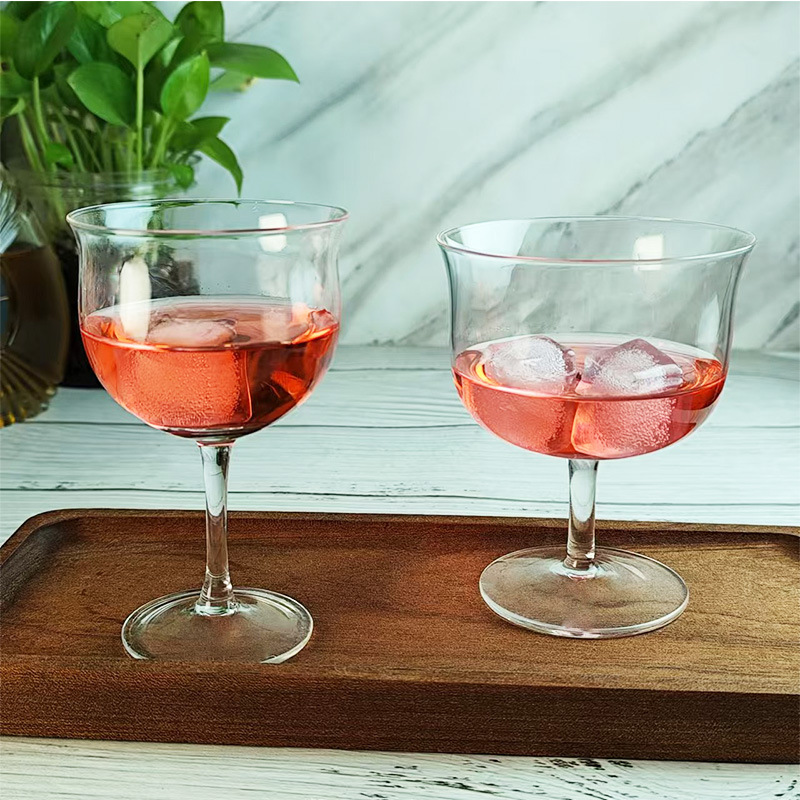 Niche retro glass cups, Instagram-style high-footed wide-mouthed specially mixed drink cocktail cups, bar cold drink sparkling wine glasses full figure