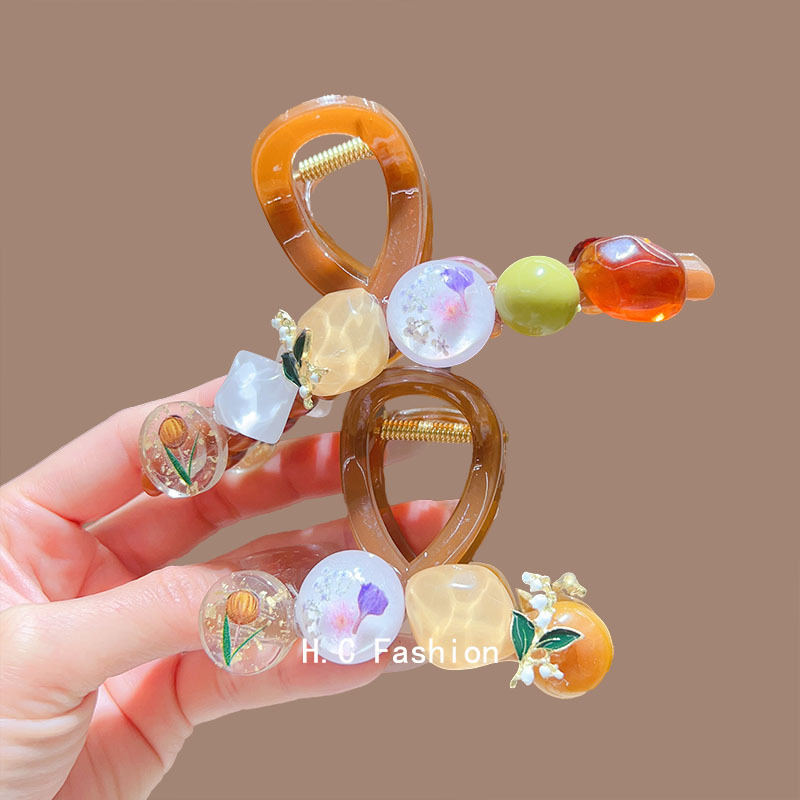 Korean-style retro, fresh and elegant everlasting flower claw clip, high-end hairpin at the back of the head, stylish updo, shark clip accessory Application Scenario