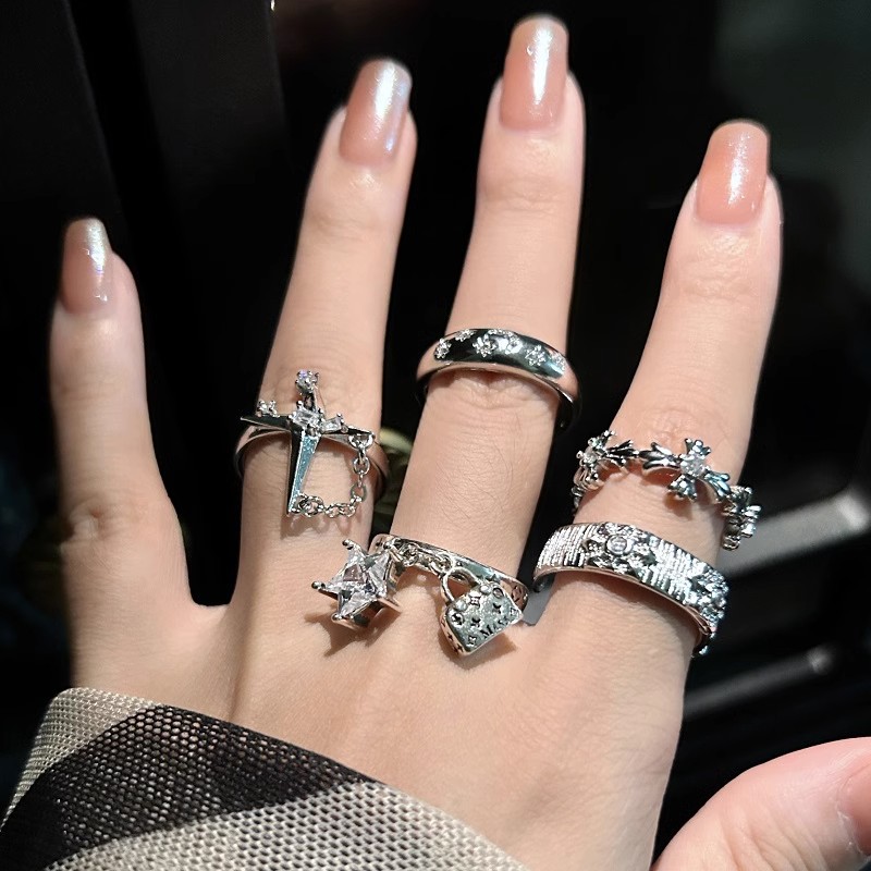 A niche and cold style cross-shaped star diamond zircon ring with exquisite texture, fashionable and high-end feel, an open ring trend full figure