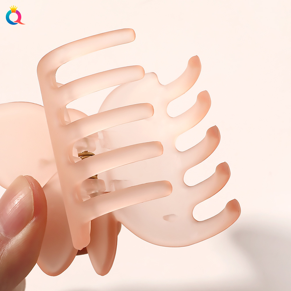 The Qiyue Korean version butterfly hair clip is elegant and stylish. It features a candy-colored matte claw clip with a shark clip on the back of the head Application Scenario