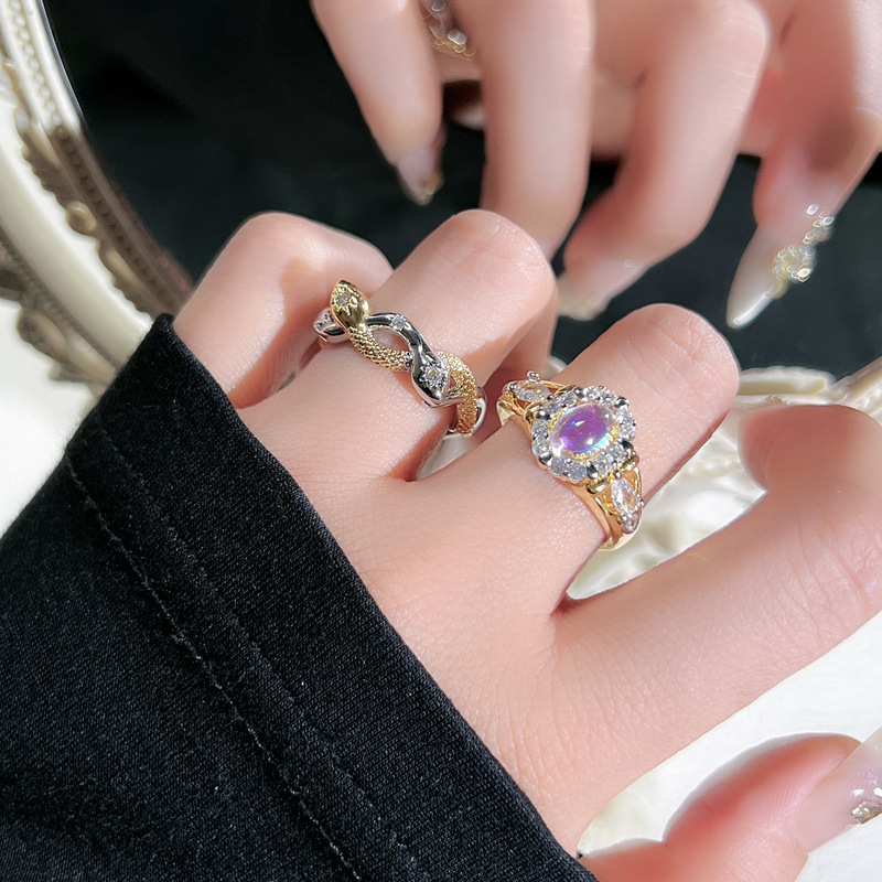 The retro two-color spirit snake star ring for women exudes a sense of elegance and sophistication. It is a cold and individualistic ring with two snakes entwined around the zodiac year full figure