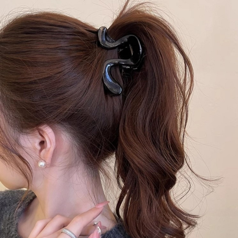 Korean geometric line grab clip, small half of the hair clip tied at the back of the head, small and high-end style, ins hair clip, high female head Application Scenario