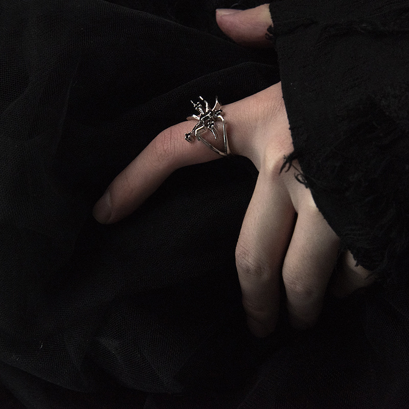 A niche design with a cold and cool style, dark gothic zircon, high-end and touching, trendy and cool personality, and an open black spider ring Specification drawing