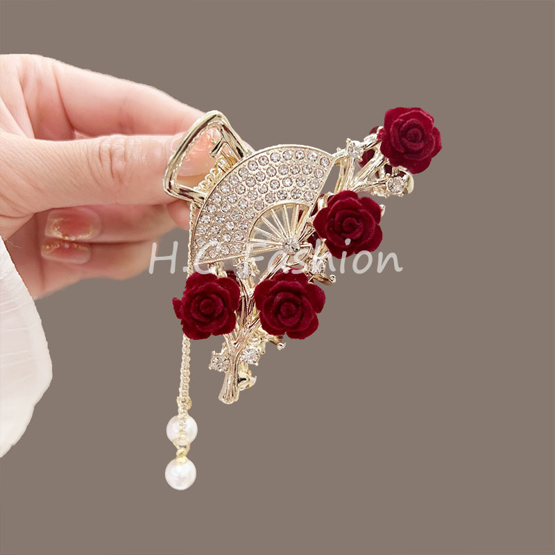 A new high-end fan-shaped rose tassel gripper and a sweet internet-famous half-tied updo shark clip at the back of the head Specification drawing