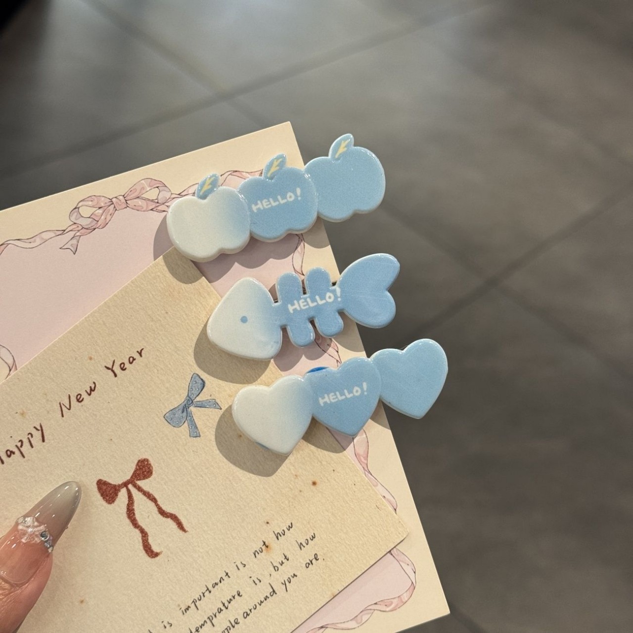 The gradient fishbone hair clip is a cute and heart-shaped apple-shaped girl with a fresh and innocent side clip. It's a versatile hair clip for spring and summer details Picture