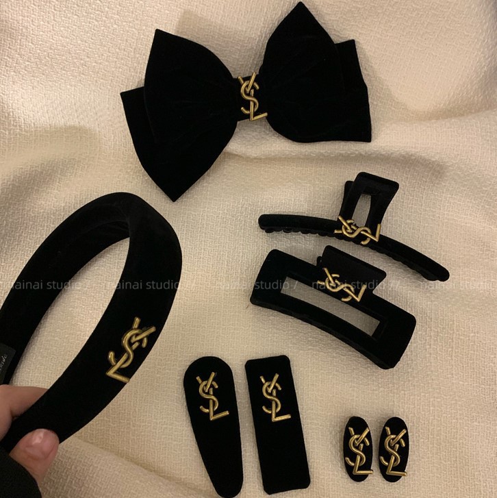 Black velvet letter hair clips and hair accessories with a high-end retro French chanel-style scratch-off clip, shark clip and bow headwear full figure