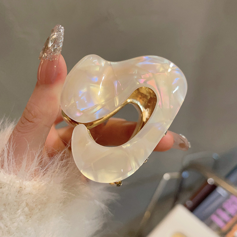 Irregular-shaped acetate grappling clips, high-end and cold style hair clips, new medium-sized shark clip hair accessory for women at the back of the head Application Scenario