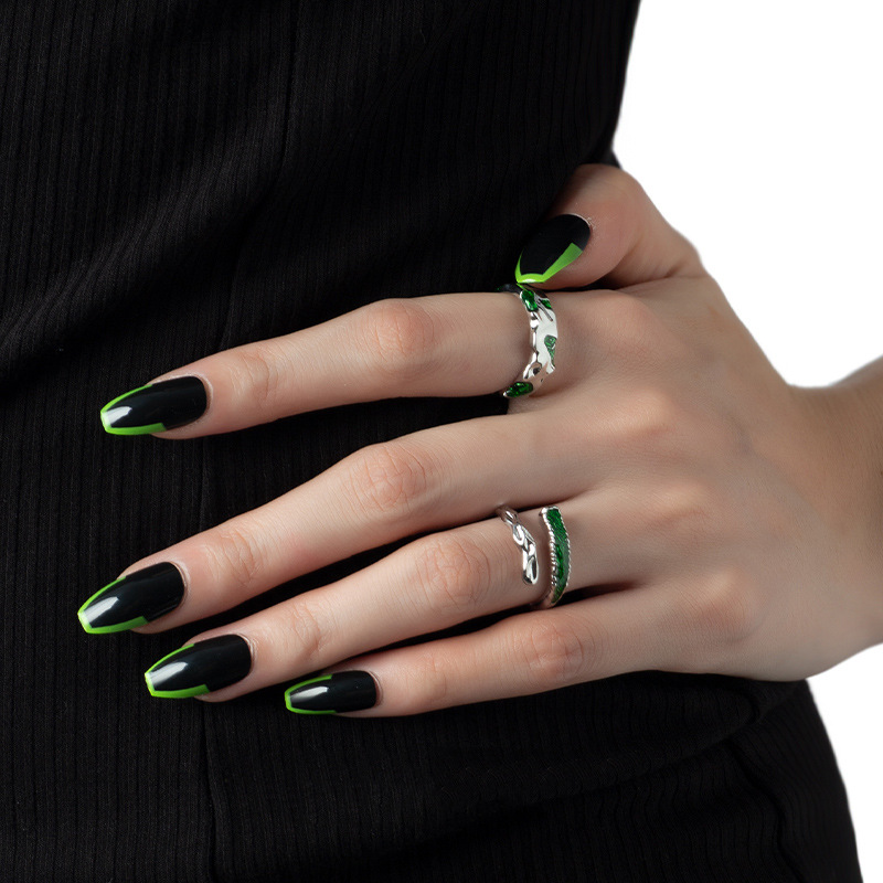A niche design green resin open ring for women on Instagram, with a cold and elegant style, exuding a sense of individuality, fashion and coolness Specification drawing