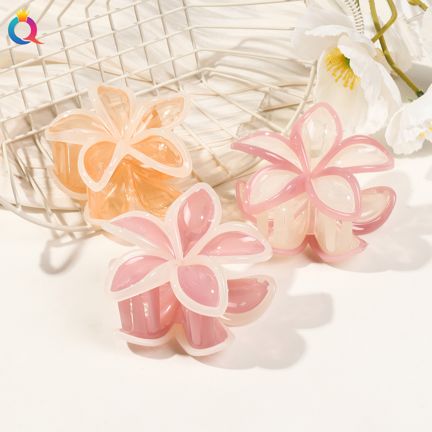 Qiyue Cross-border jelly-colored seaside vacation style egg flower Grab Clip, versatile ponytail Clip, Half Hair shark clip Application Scenario