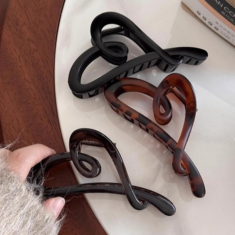 The hollowed-out heart-shaped and pearl-inlaid hair clip at the back of the head is a high-end and exquisite new spring and summer hair clip and hair accessory Application Scenario