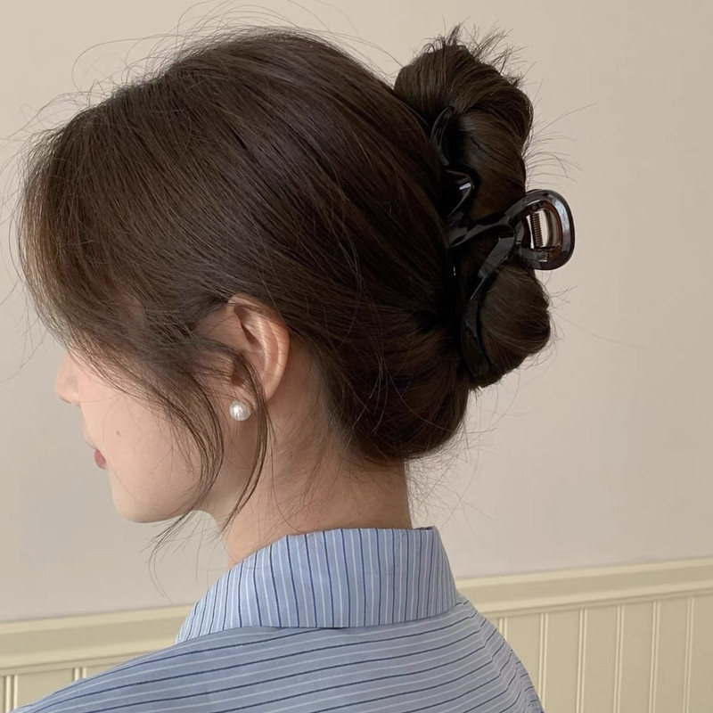 Simple wavy hair clip for women 2024 new high-end style, large hair volume, shark clip for the back of the head Application Scenario