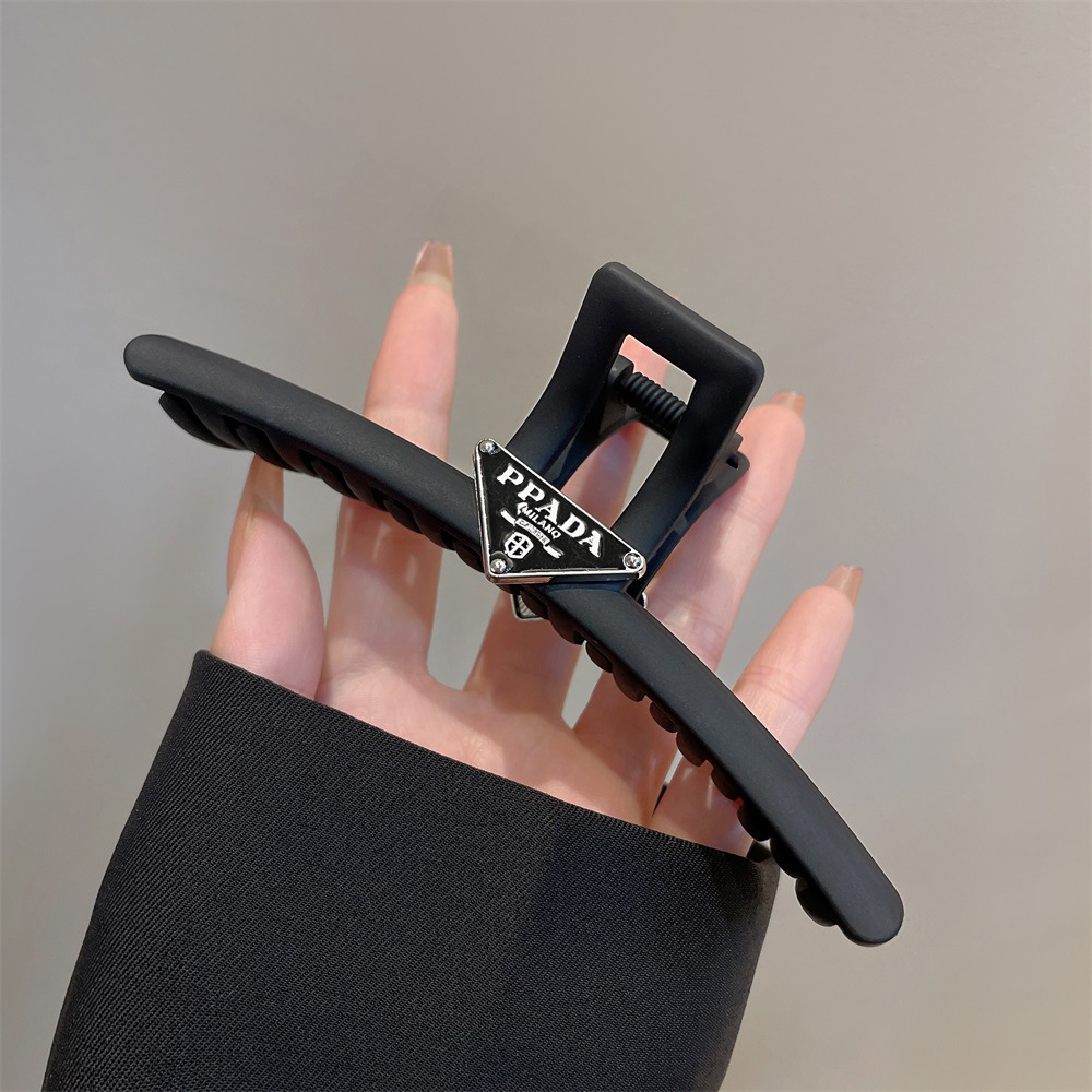 Black triangular letter P family hair clip for women, large size, high-end style, new simple and niche shark clip and claw clip hair accessory details Picture
