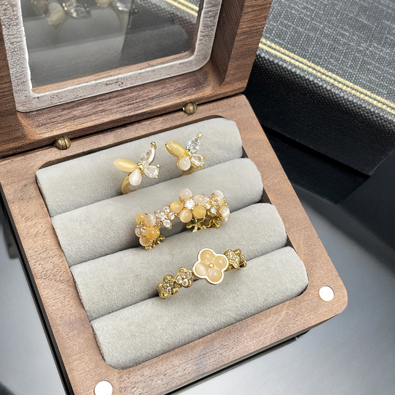 The popular online hit flower butterfly sweet, cool and fashionable open ring, a delicate and versatile cat's eye stone ring with a unique and elegant style Application Scenario