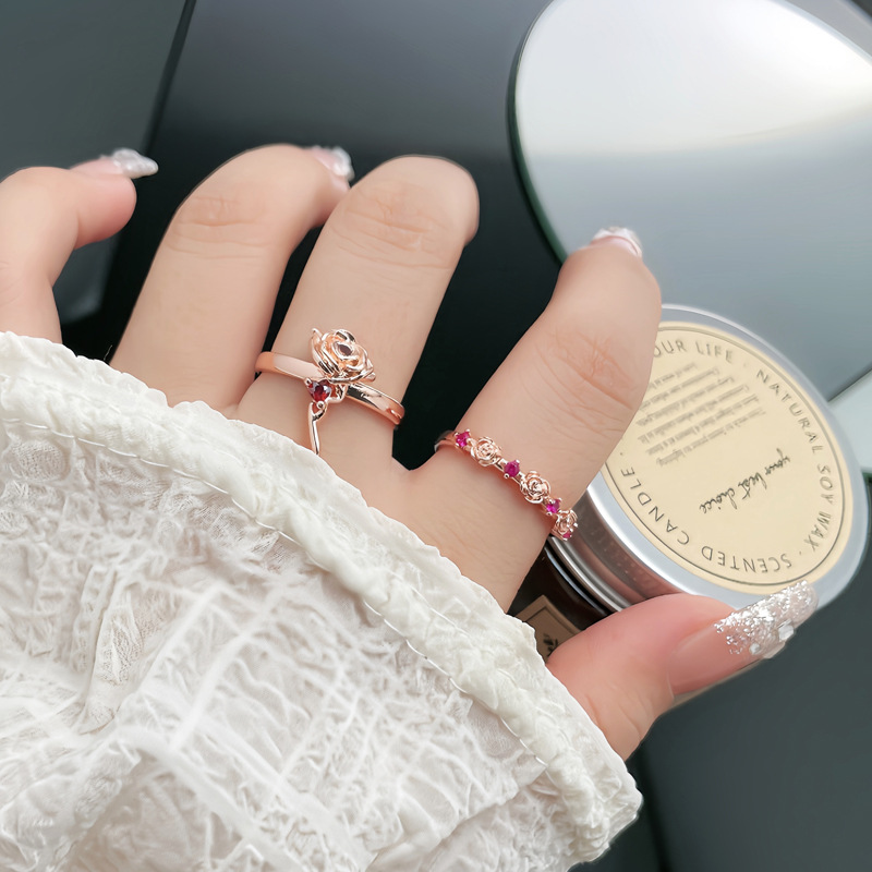 This delicate and exquisite rose-shaped sweet and cool ring is adjustable for women, exuding a fashionable and versatile style. It is a trendy index finger ring with a cold touch full figure