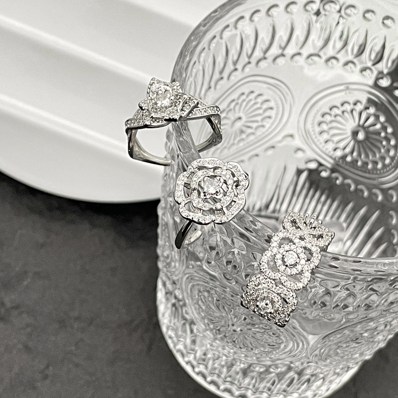 A full-diamond high-end ring, a women's flower four-leaf clover, with a cold style and adjustable opening, is a light luxury ring with a touch of elegance Application Scenario