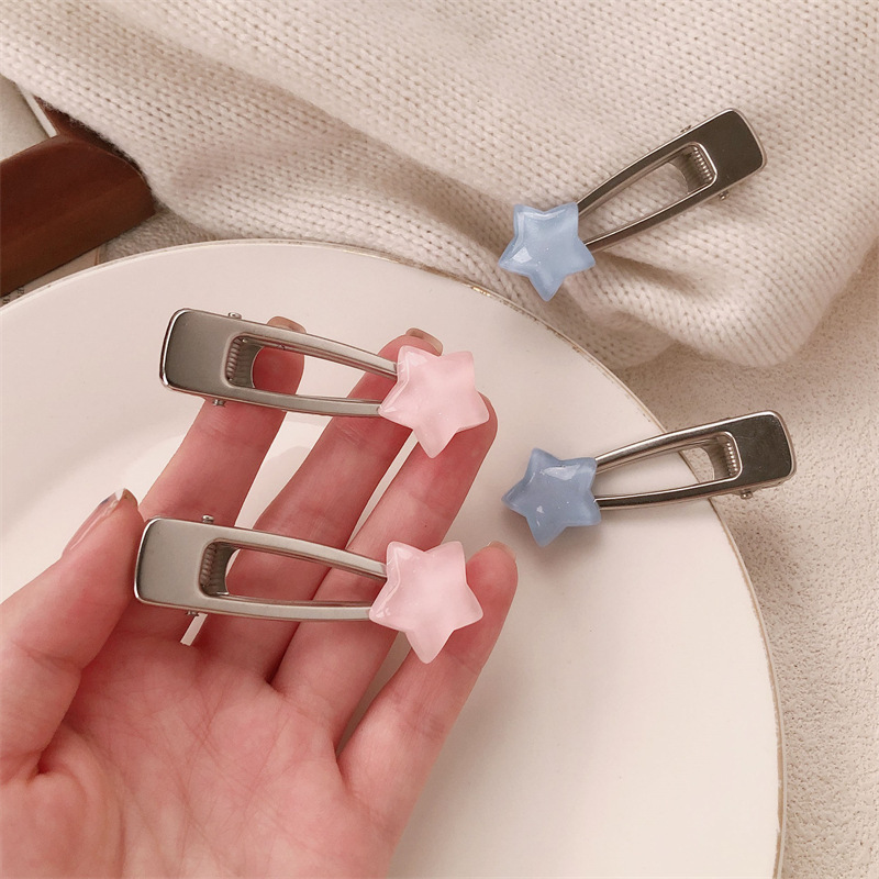 Hot girl metal hair clips, feminine charm, star duckbill clips, forehead bangs clips, student little girl hair clips wholesale Application Scenario