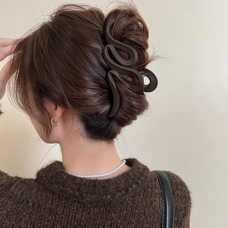 A niche design style acrylic line hair clip for women, 2025 new large grabber, back head updo shark clip full figure