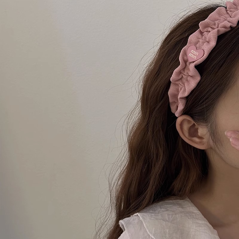 The peach-pink heart-shaped pleated hair band is a new high headband for spring and summer. It has a small fragrance style that makes the face look small and elegant details Picture