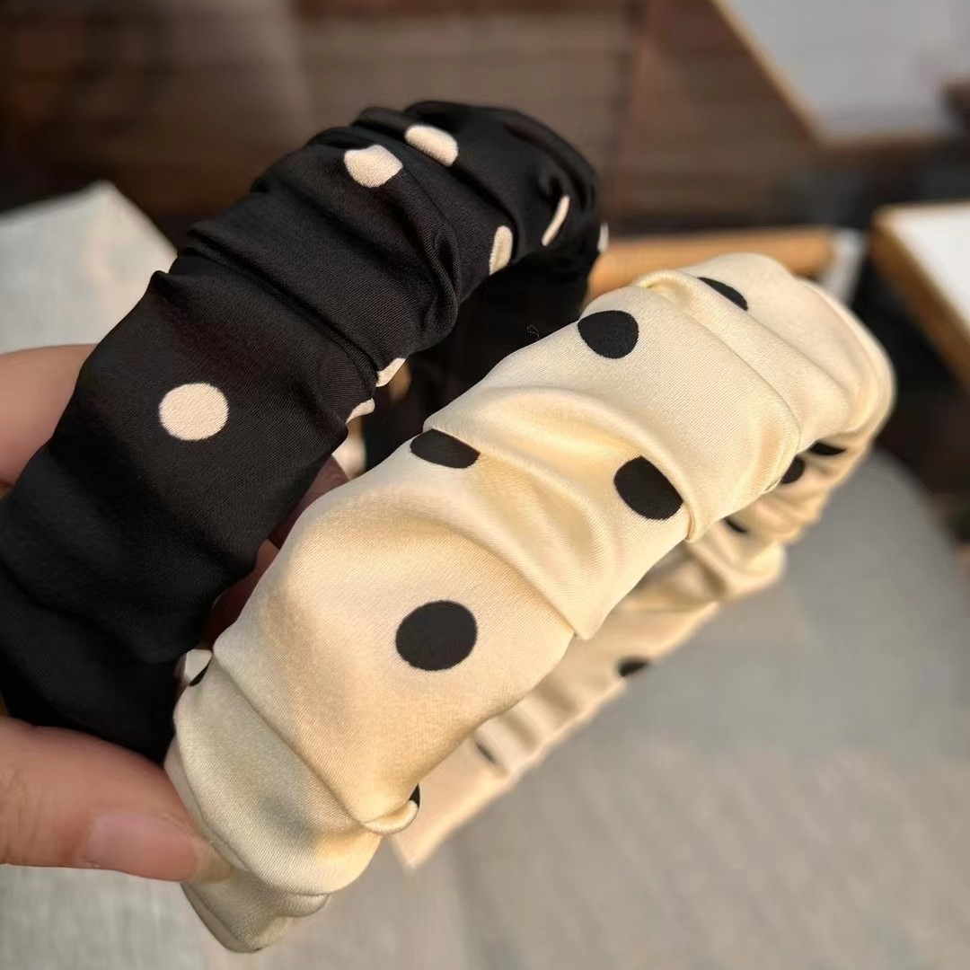 The new pleated black and white polka dot hairband is fashionable, simple and trendy for women. It features a high top headband and a high-end pressure-sensitive hairpin full figure