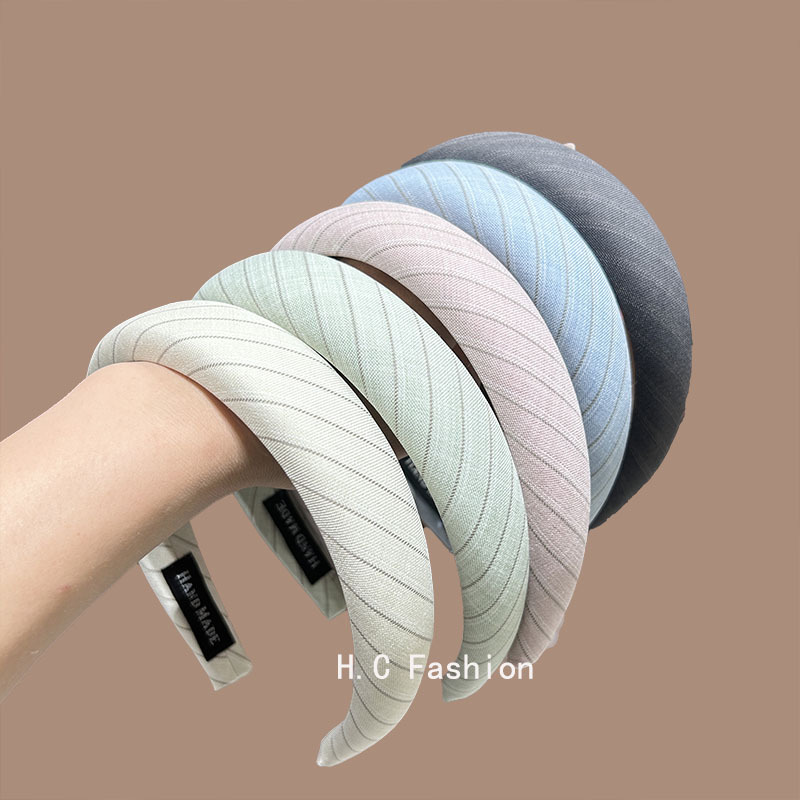 The new Korean-style, simple and elegant striped fabric sponge hairband is retro and fashionable. It's a multi-color headband for women when going out Application Scenario