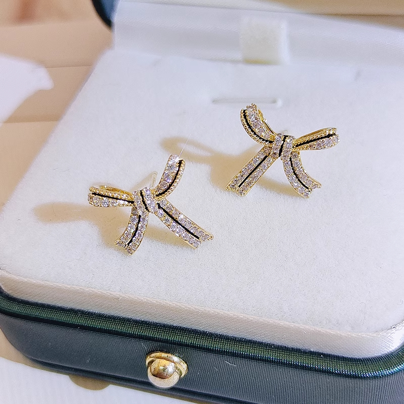 Xuhui brand exquisite and light luxury copper plated with real gold and set with zircon 925 silver needle bow, lacquered, fashionable and elegant stud earrings Specification drawing