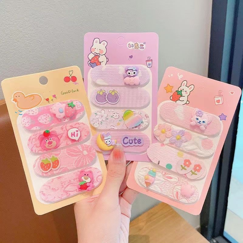 The new summer children's bangs styling magic tool, Velcro, posted on the back of a girl's head side hairpin and hair accessory details Picture