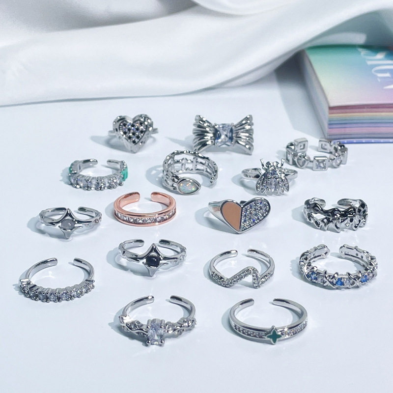 This is an irregular-textured bow, heart-shaped, open-mouth ring with an ins niche design and a light luxury index finger ring full figure