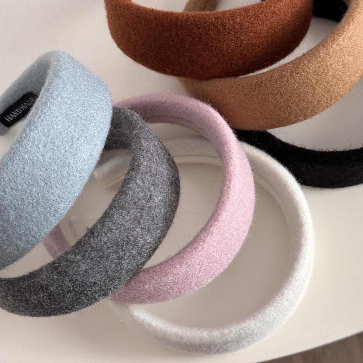 A new style of wide-width woolen fabric hair band with a solid color and a high-end feel, featuring a versatile hairband and hair clip Application Scenario