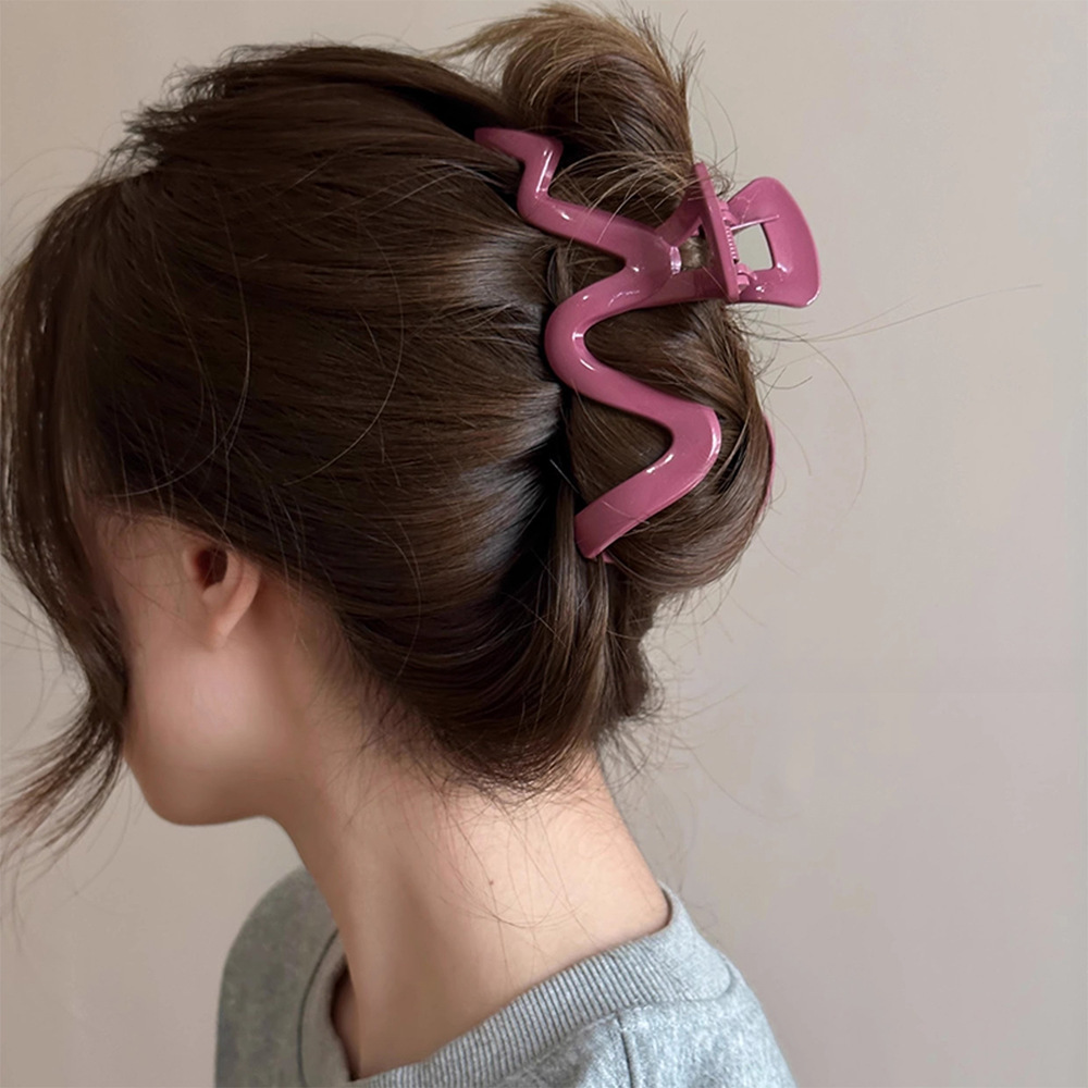 Acrylic wave hair clip for women, 2025 new style, high-end feel, large hair volume, shark clip, back of the head clip Application Scenario