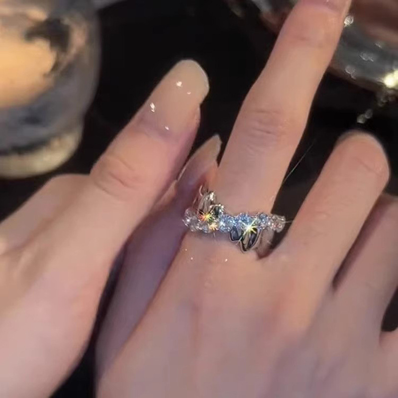 A high-end zircon cross ring for women's ins, with a cold, light luxury and niche design. It's a simple and elegant index finger ring Specification drawing