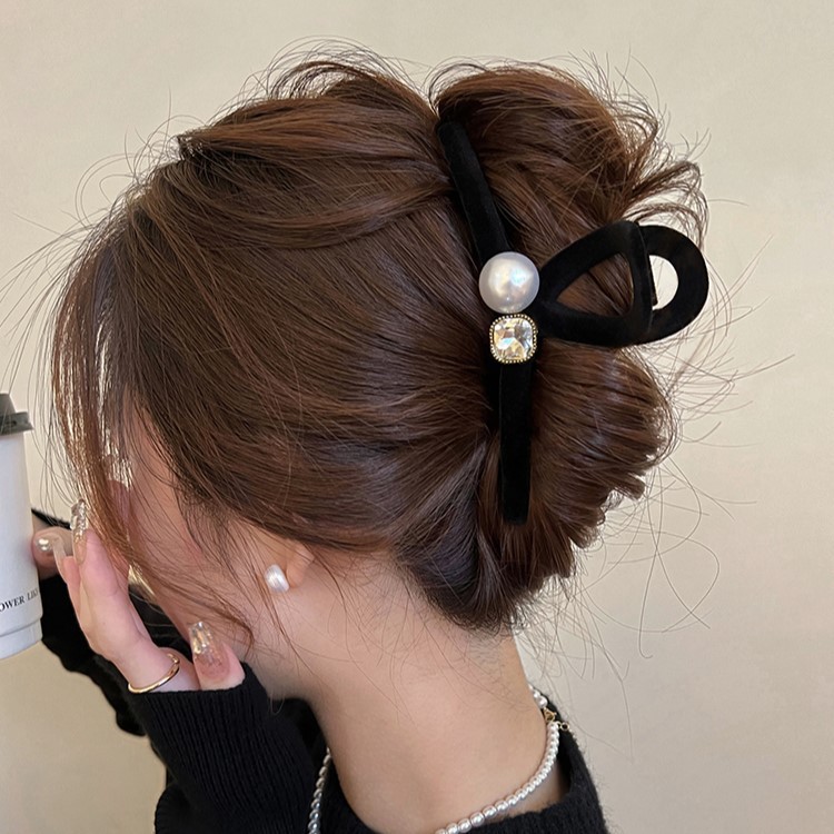 Water diamond pearl hair clips and hair accessories with a high-end feel, a small fragrance style gemstone velvet grappling plate, a high-end feel, and a flocked hair clip full figure