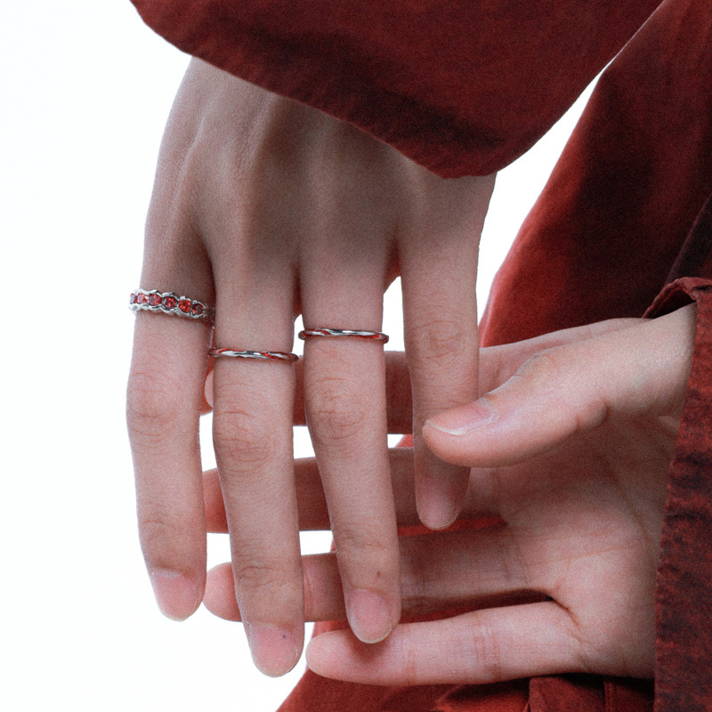 A simple glazed red zircon open ring for women, with a unique and high-end look. It's an ins cold style and versatile food ring details Picture