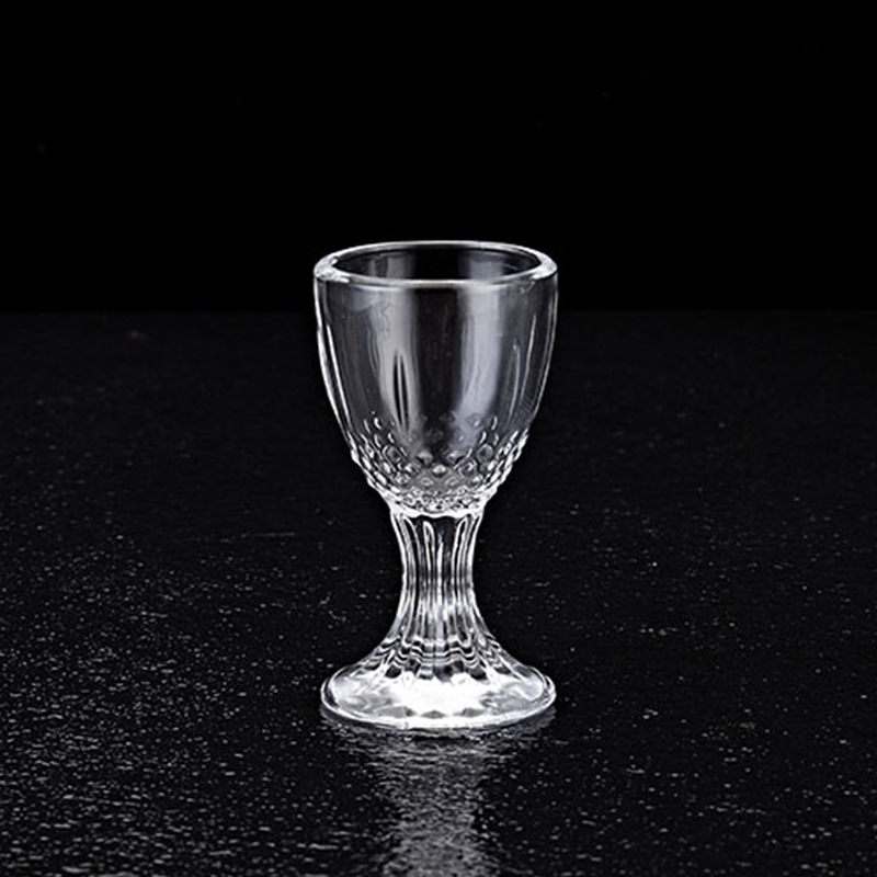 Crystal creative glass liquor swallowing cup, high-footed Maotai cup, spirits cup, transparent glass liquor cup gift set Application Scenario