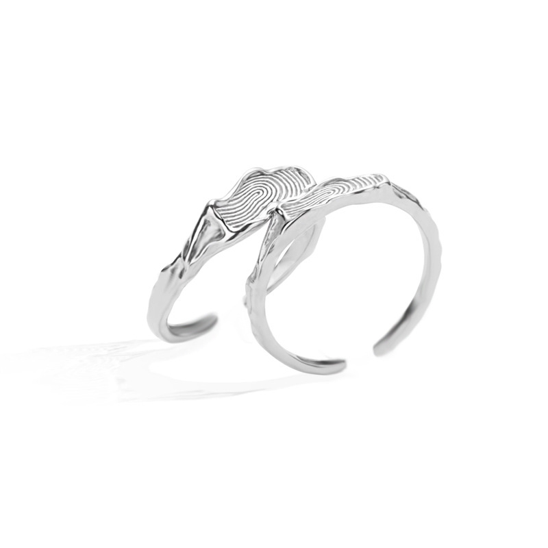 A niche design with a cold and elegant style, an open ring that exudes a sense of sophistication. It's a trendy, simple and individual fingerprint plain ring couple's food ring Item Picture