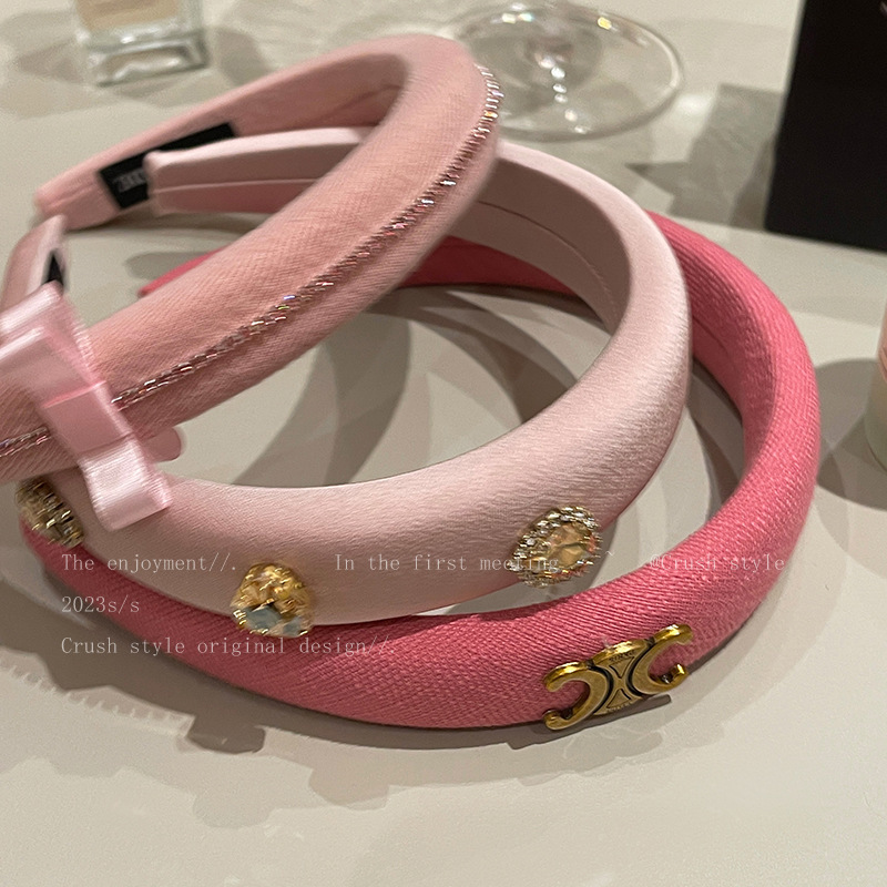 Pink bow sponge hairband for heightening the top of the head, wide edge and elegant headband 2025 new style Kaixuanmen hairband and hair accessory Application Scenario