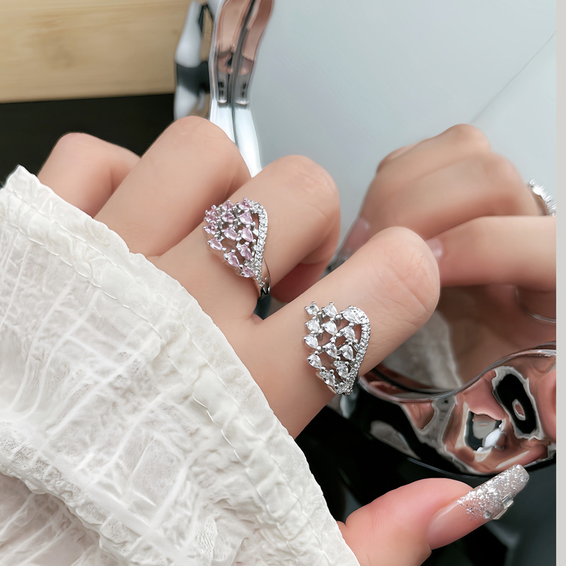 A light luxury and high-end style, a dazzling wing-shaped, water-drop zircon inlaid open ring, a cold and elegant feminine style, a niche and exquisite food ring full figure