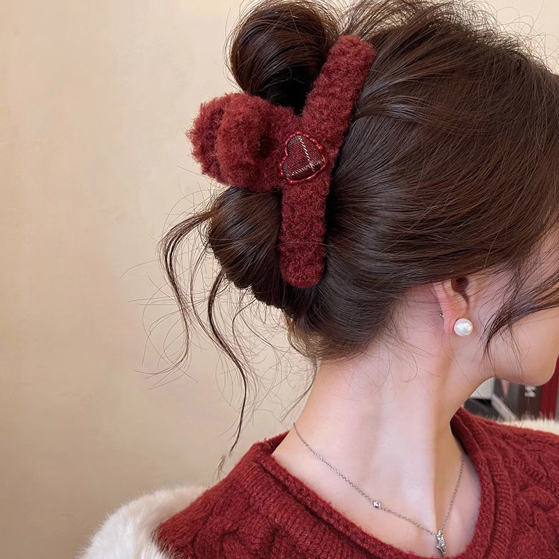 Red heart-shaped checkered lambskin grab clip Spring and summer shark clip hair clip for women's back of the head 2025 new style clip hair accessory Specification drawing