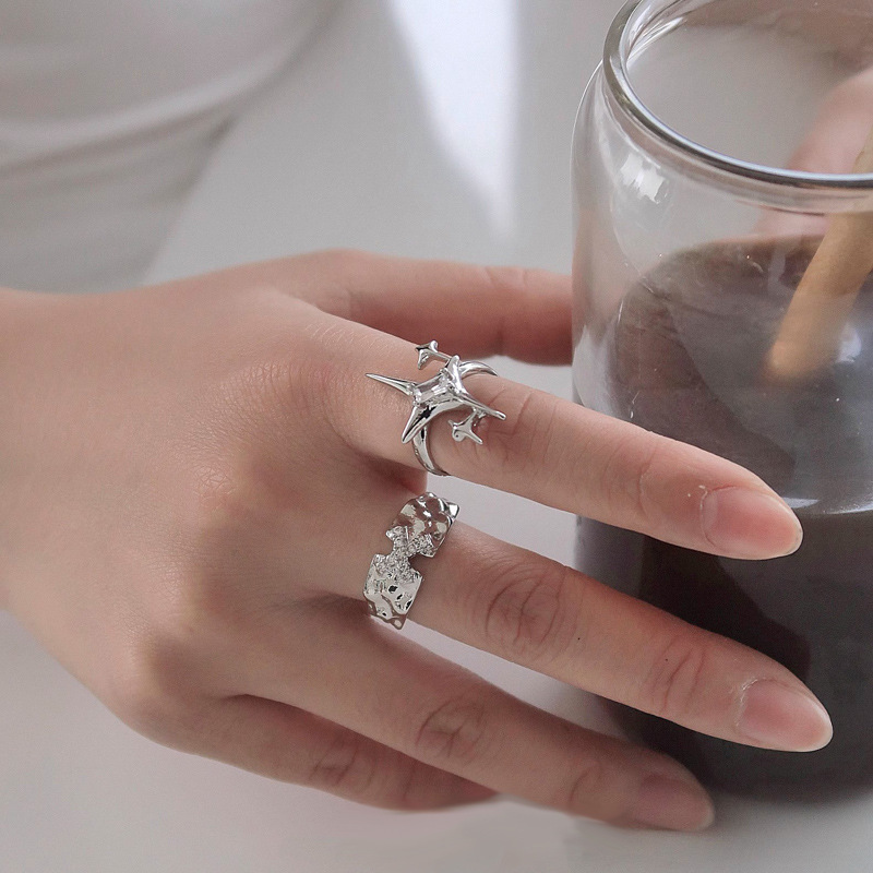 The Korean version of the "Mang Star" ins design ring with a female letter "X" inlaid with zircon texture is a fashionable and individual food ring trend Application Scenario